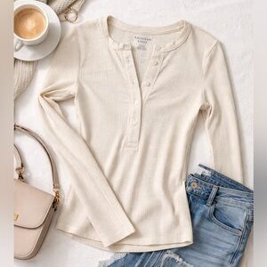 American Eagle Cream Ribbed Henley Top Medium Long Sleeve Fitted Layering Tee